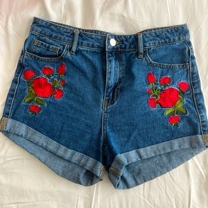Cuffed Jean shorts with red embroidered roses and green leaves from Guess.